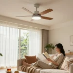 Gezellige woonkamer met stilste ventilator boven die een rustige sfeer biedt.
